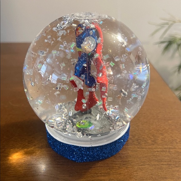 SUPERMAN Snow Globe - Picture 8 of 16